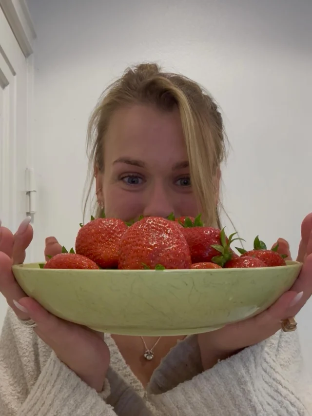 🍓Glöm inte att sluka minst en skål jordgubbar idag! 🍓